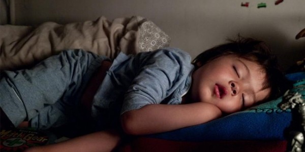 孩子打呼嚕不是睡得香！家長需知的健康警訊與應對方法